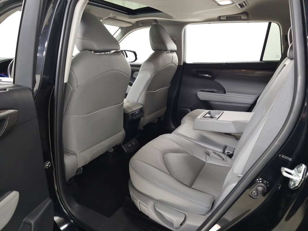 Used 2023 Toyota Highlander Limited AWD/4WD image 34