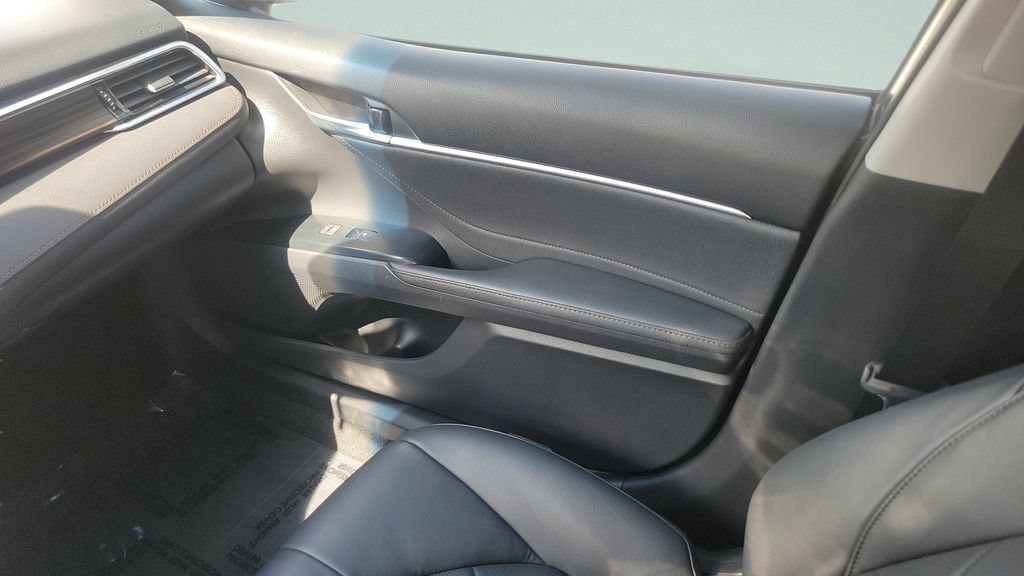 Used 2018 Toyota Camry XLE FWD image 14