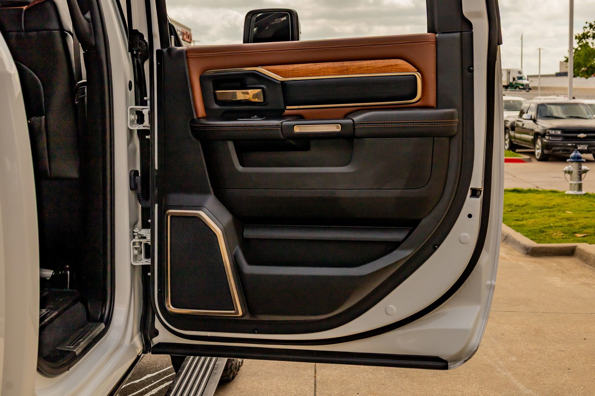 Used 2024 RAM 3500 Limited w/ Towing Technology Group image 39