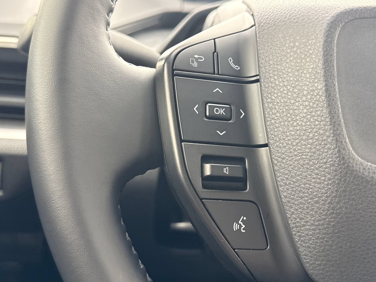 Used 2025 Toyota Prius LE FWD image 24