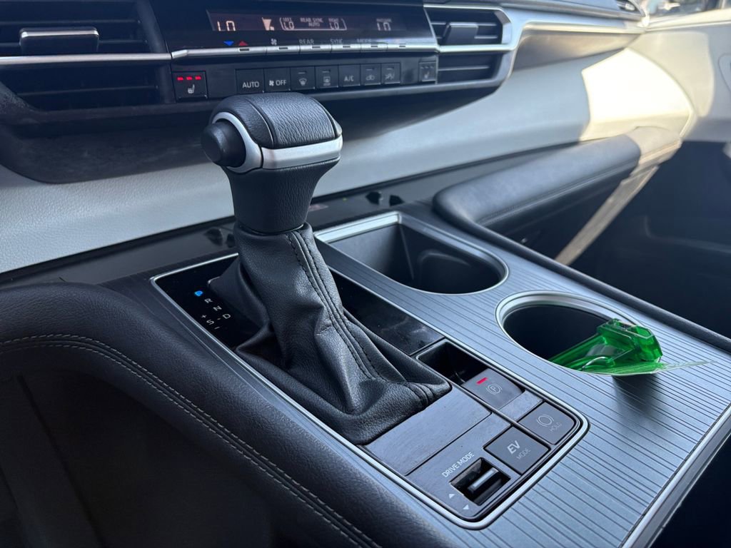 Used 2025 Toyota Sienna XLE image 28
