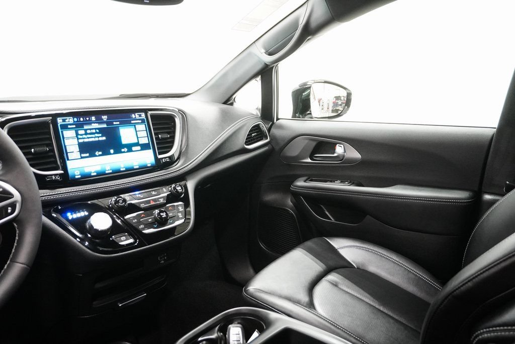 New 2026 Chrysler Pacifica Select FWD image 17