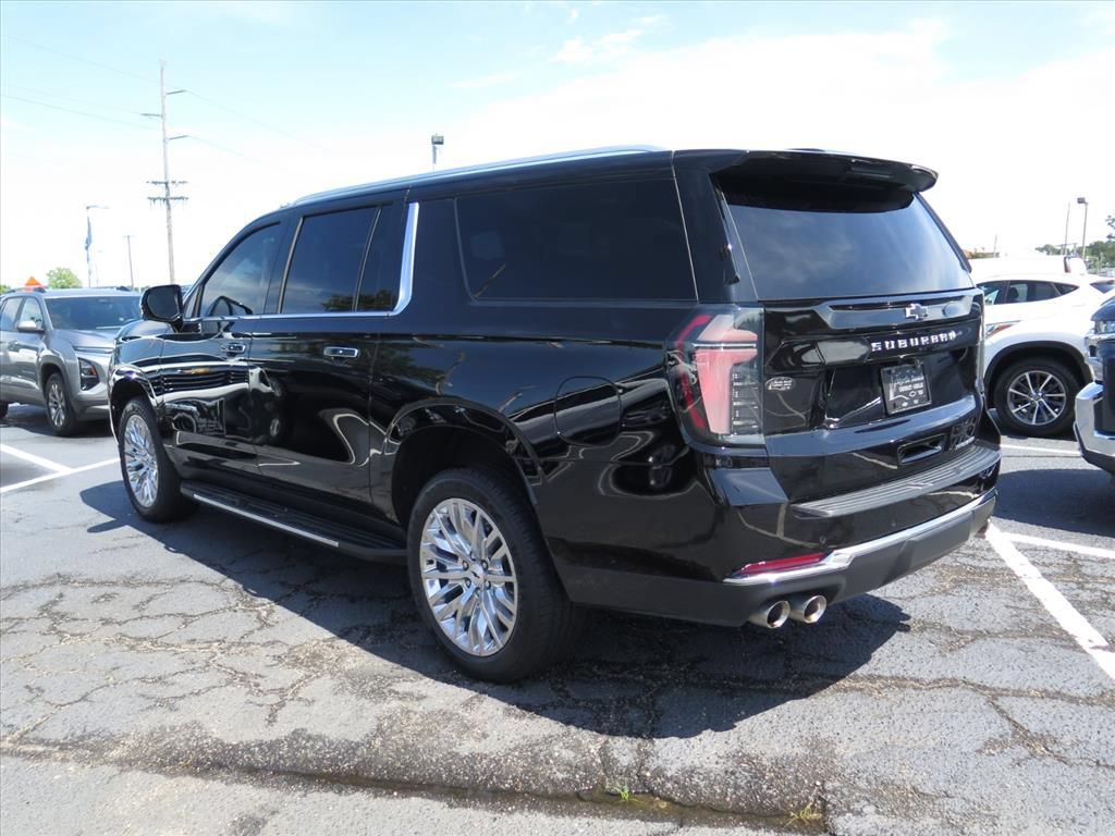 Used 2025 Chevrolet Suburban Premier AWD/4WD image 5