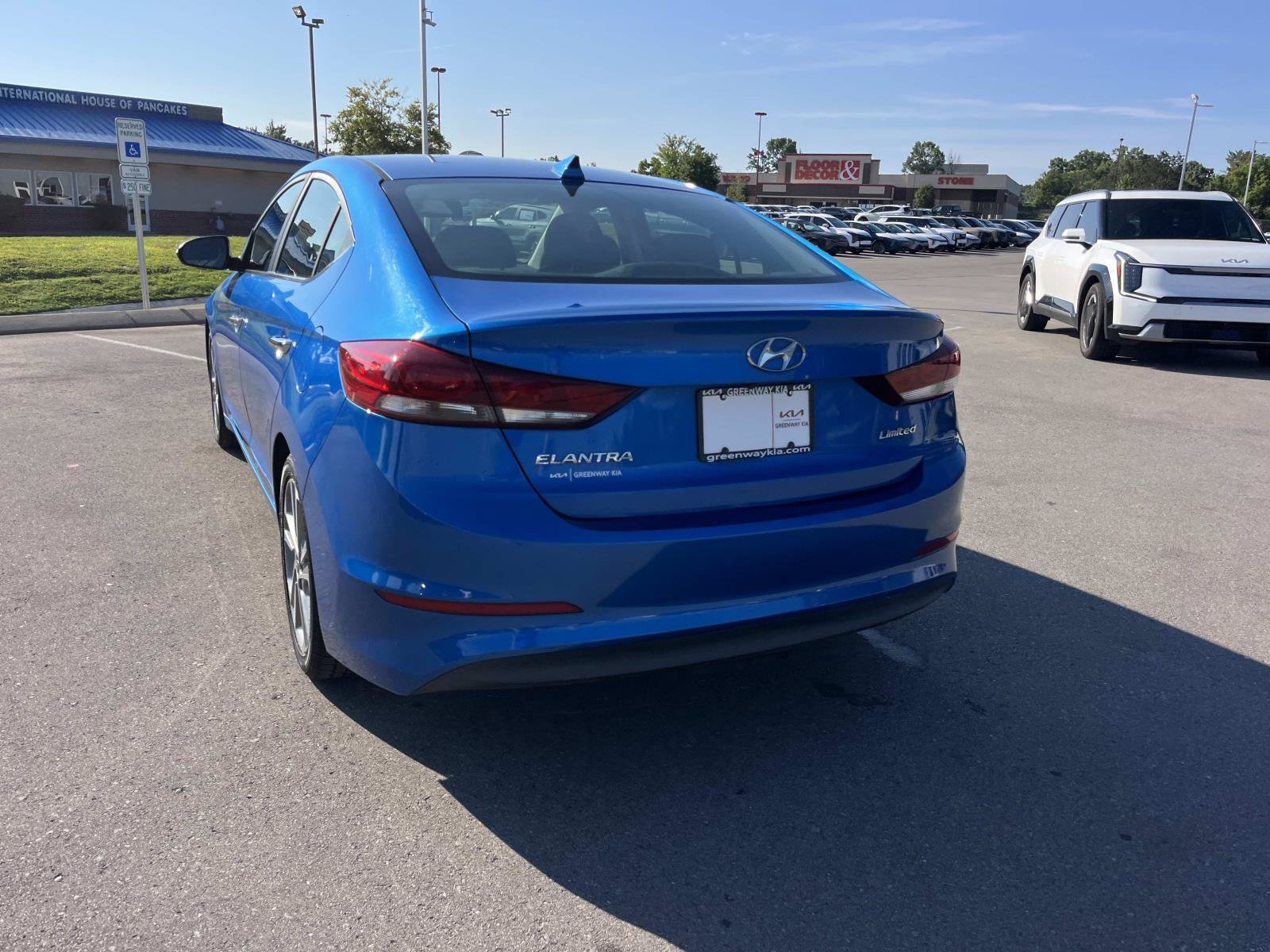 Used 2017 Hyundai Elantra Limited w/ Limited Tech Package 08 FWD image 5