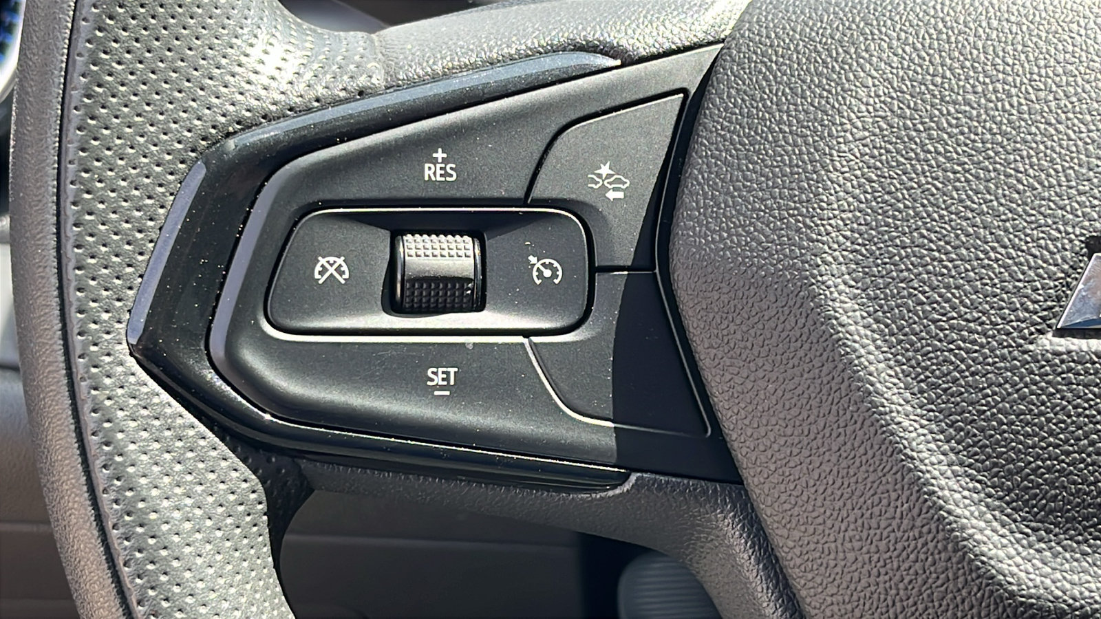Used 2025 Chevrolet Trax LT FWD image 16