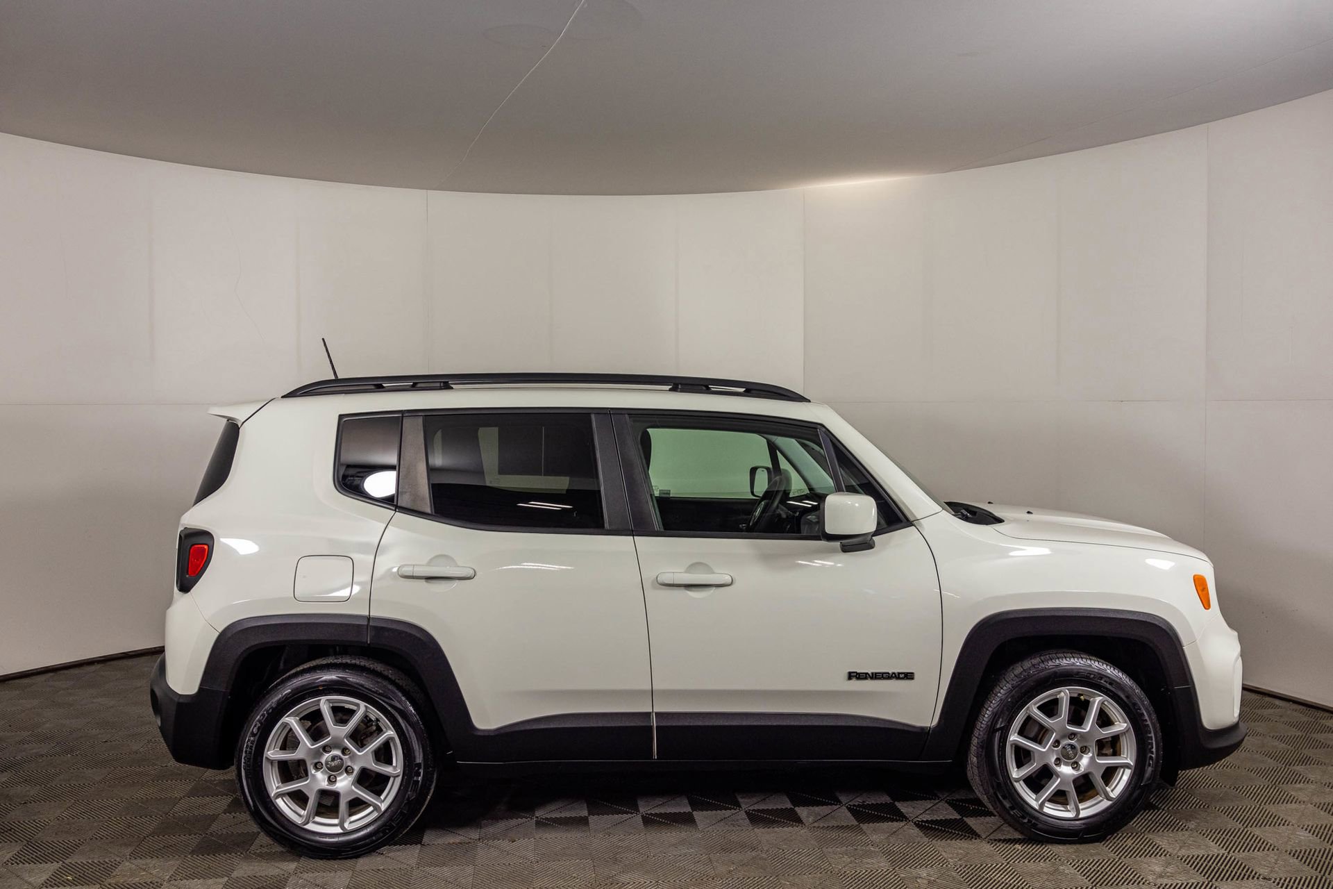 Used 2019 Jeep Renegade Latitude FWD image 10
