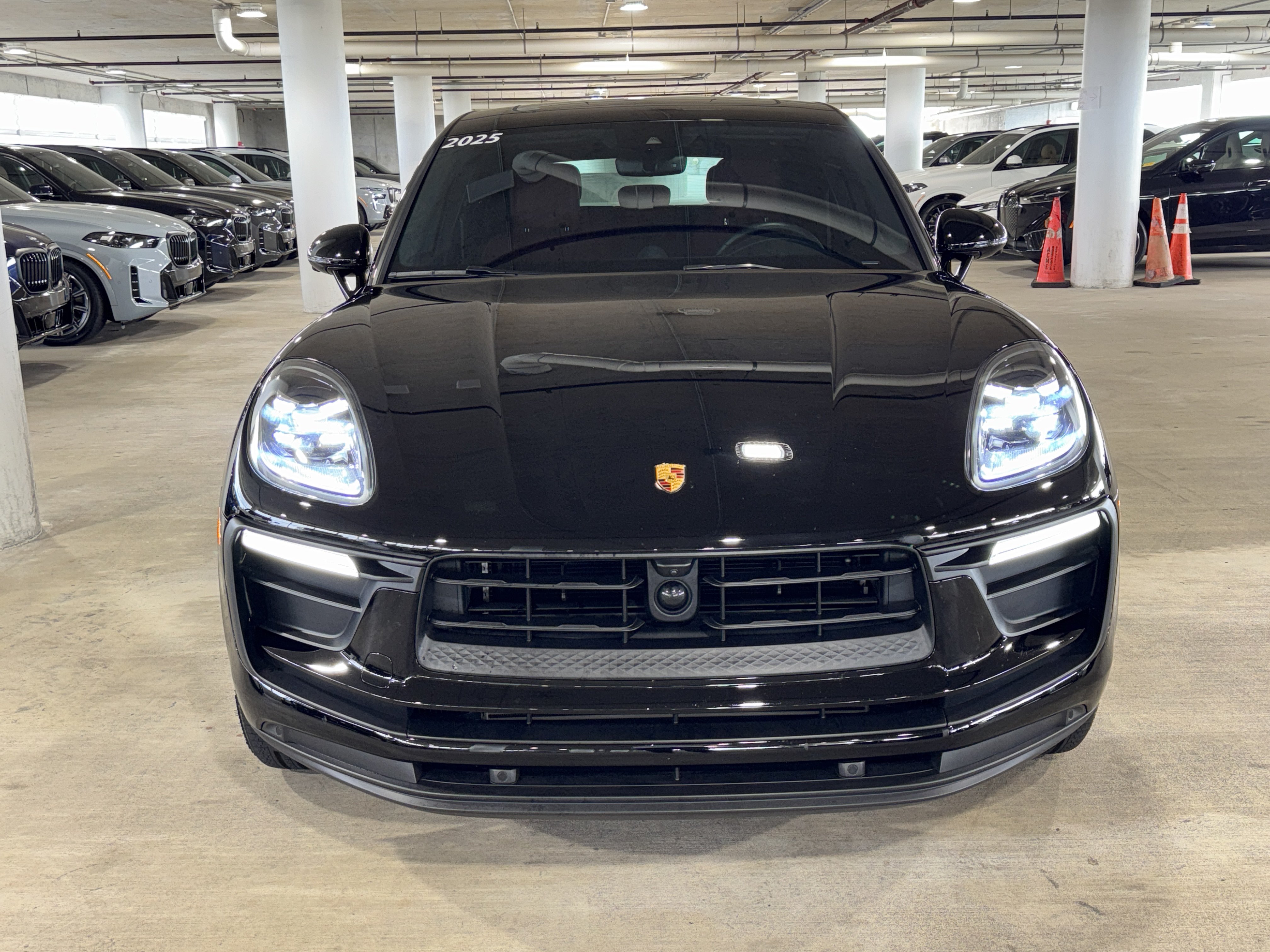 Used 2025 Porsche Macan AWD/4WD image 3