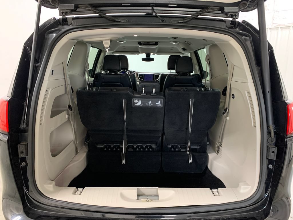 Used 2018 Chrysler Pacifica Touring-L w/ Tire & Wheel Group FWD image 21