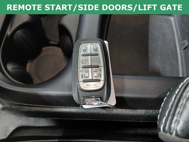 Used 2025 Chrysler Pacifica Select image 10