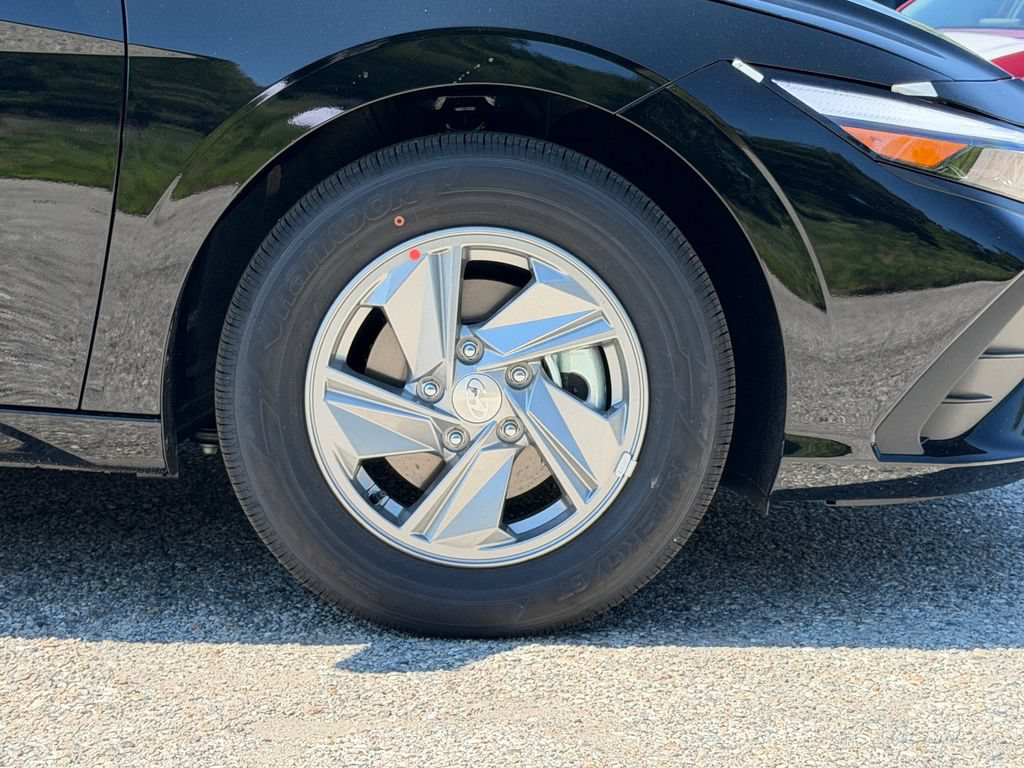 New 2026 Hyundai Elantra SE FWD image 4