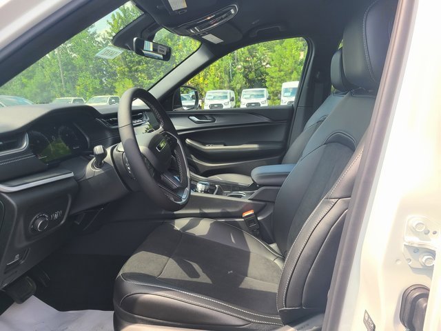 New 2025 Jeep Grand Cherokee Altitude image 3