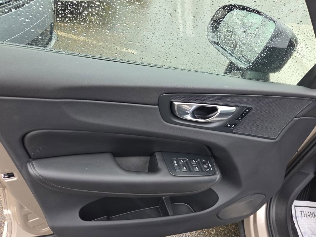 Certified 2025 Volvo XC60 B5 Plus image 3