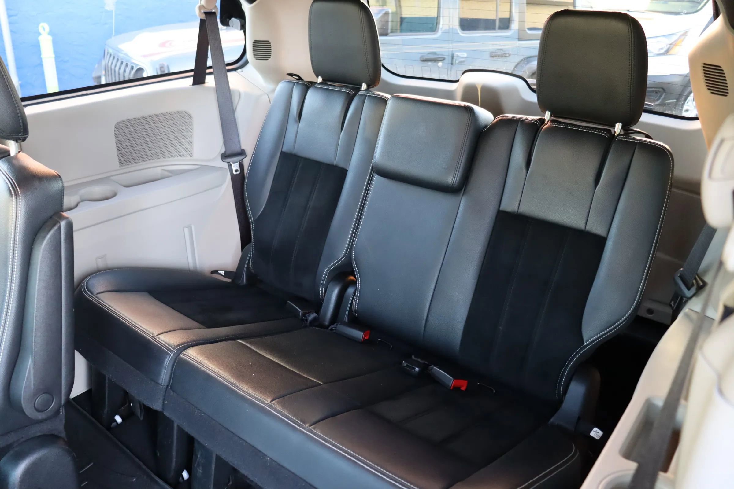 Used 2017 Dodge Grand Caravan SXT image 11