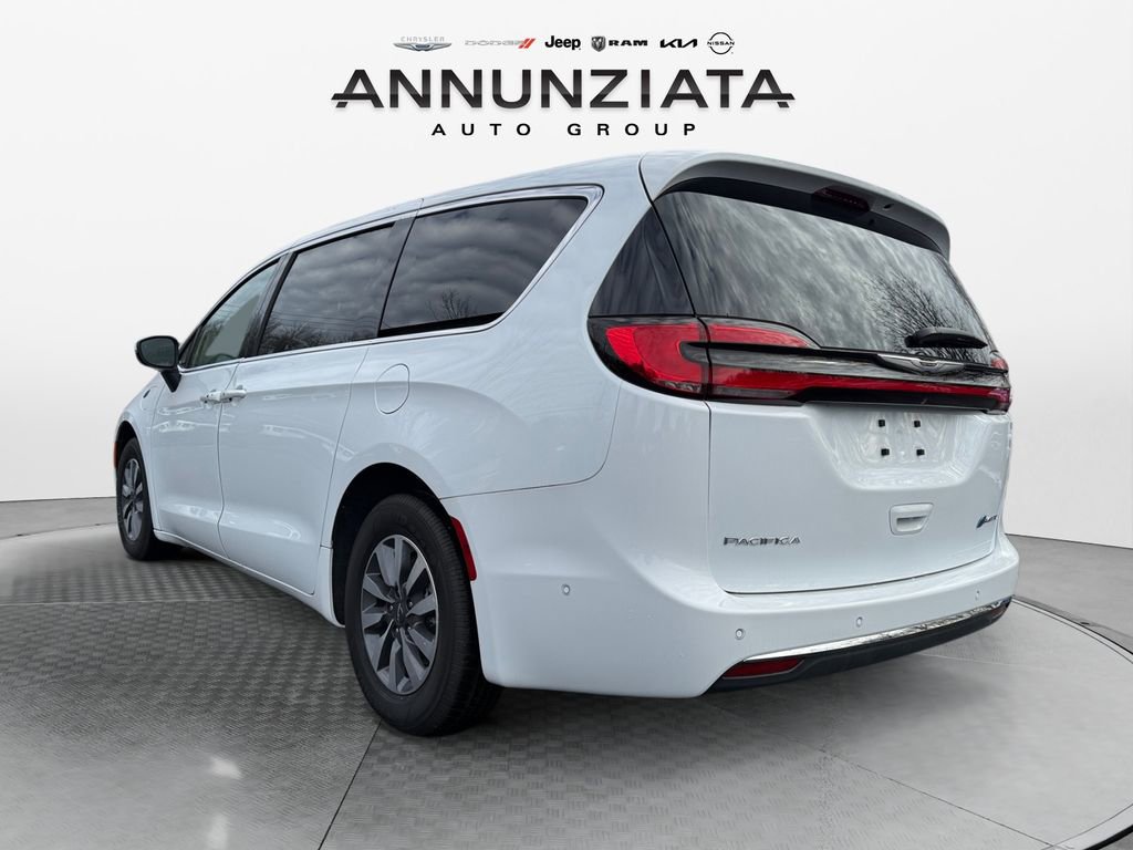 Certified 2023 Chrysler Pacifica Touring-L w/ Uconnect Theater Family Group image 3