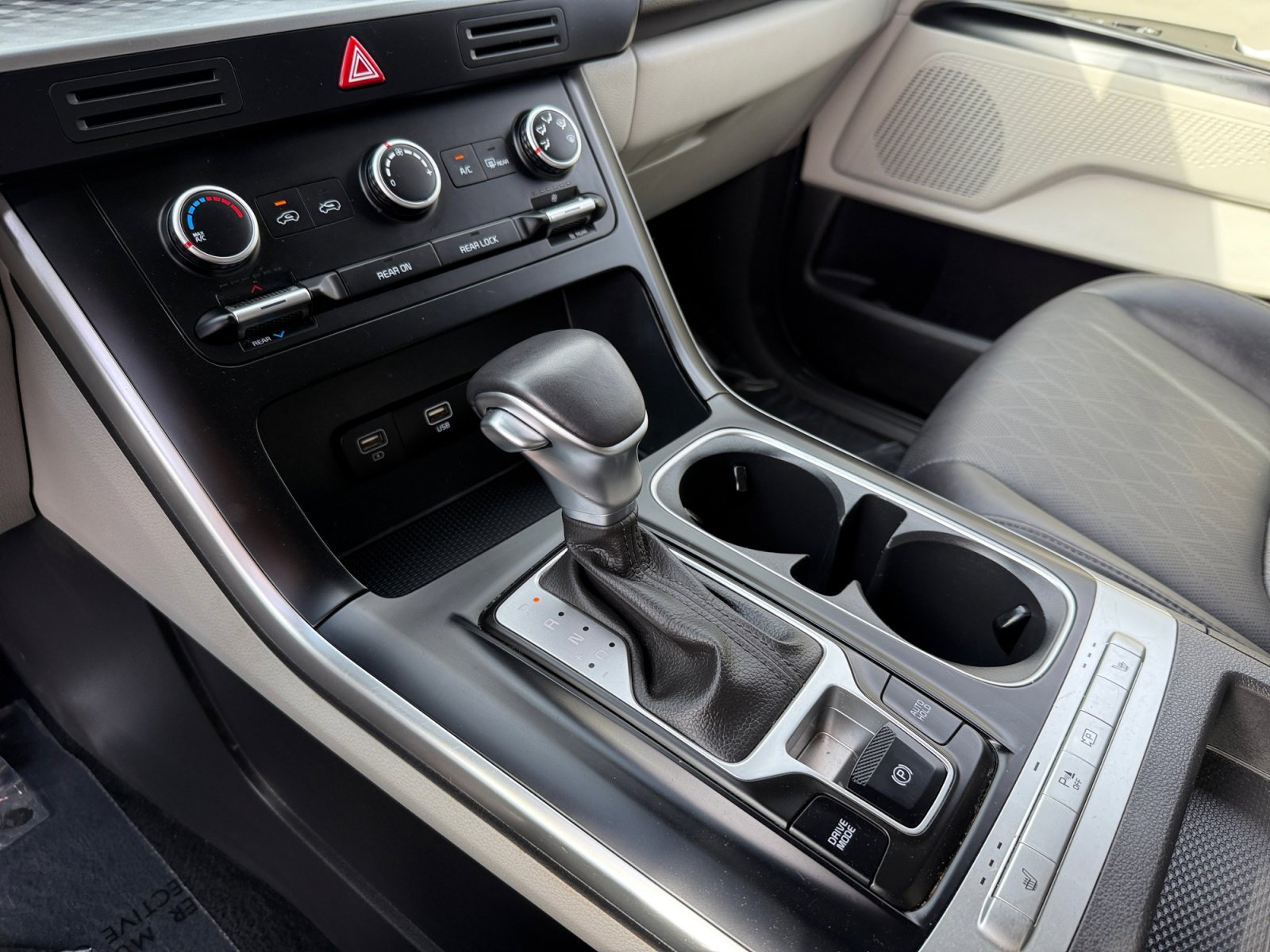 Used 2024 Kia Carnival LX image 13