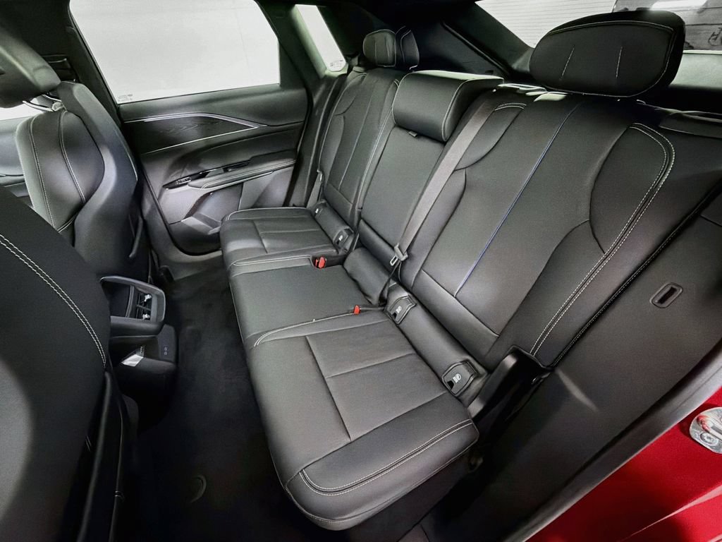 Used 2024 Cadillac Lyriq Luxury AWD/4WD image 25