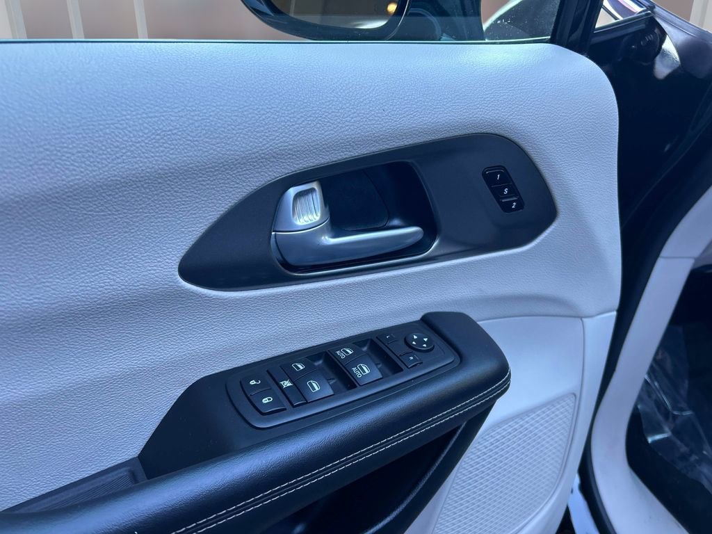 Used 2024 Chrysler Pacifica Touring-L image 19