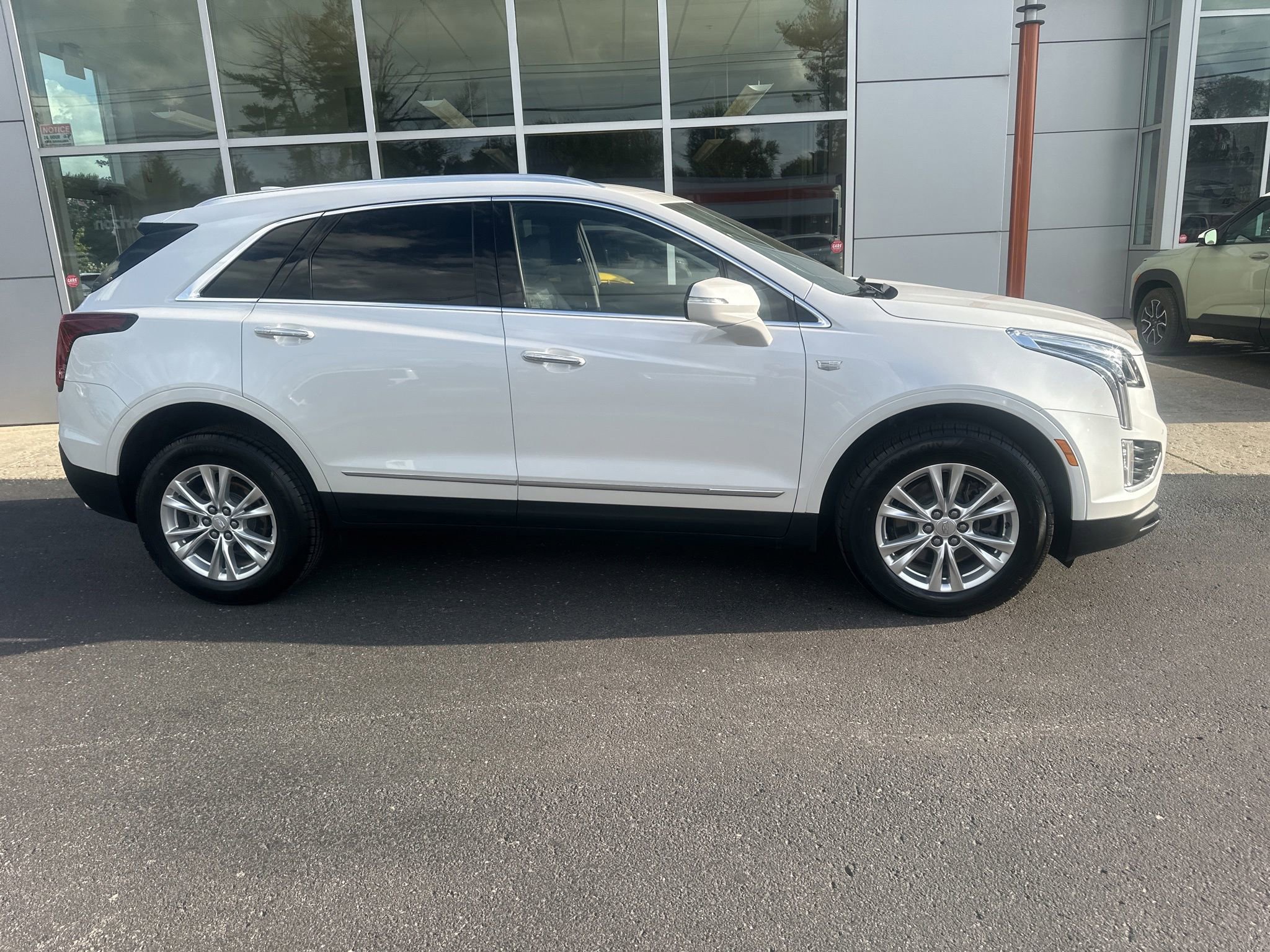 Used 2021 Cadillac XT5 Luxury FWD image 2