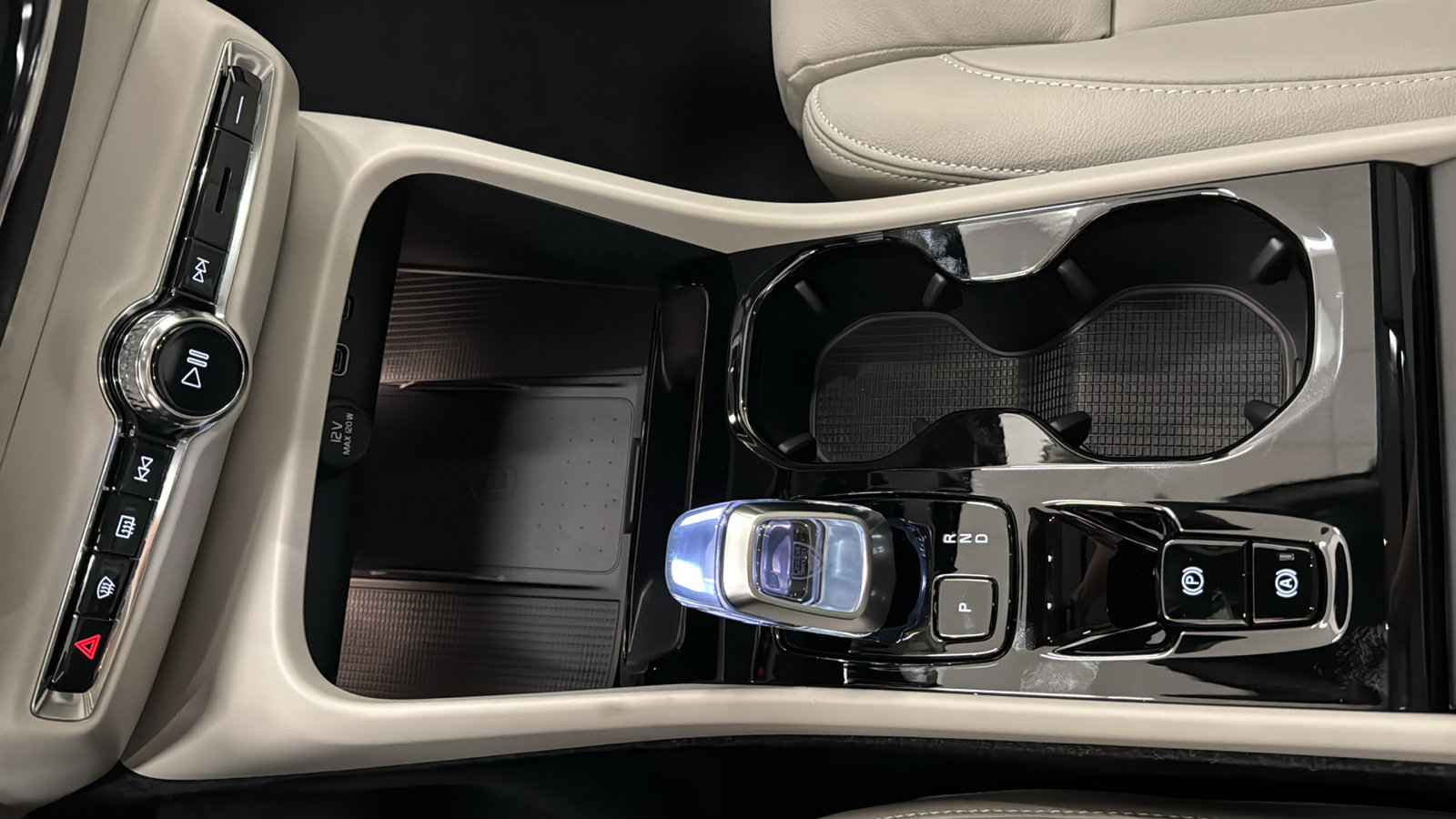 New 2026 Volvo XC40 B5 Ultra w/ Protection Package Premier AWD/4WD image 19