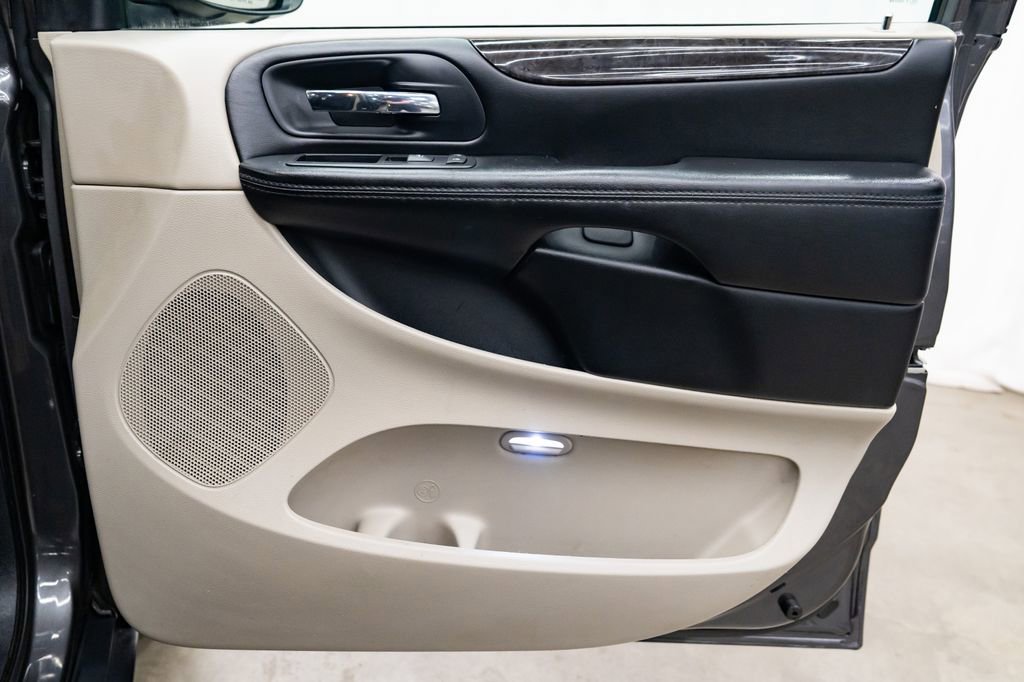 Used 2016 Dodge Grand Caravan American Value Package w/ UConnect Hands-Free Group FWD image 23