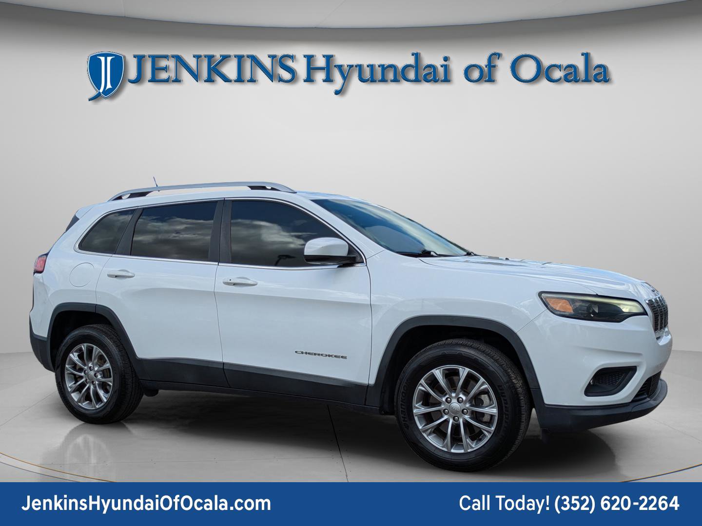 Used 2019 Jeep Cherokee Latitude Plus w/ Comfort/Convenience Group image 2