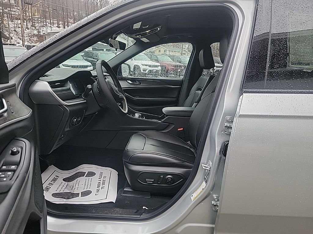New 2025 Jeep Grand Cherokee Limited image 6