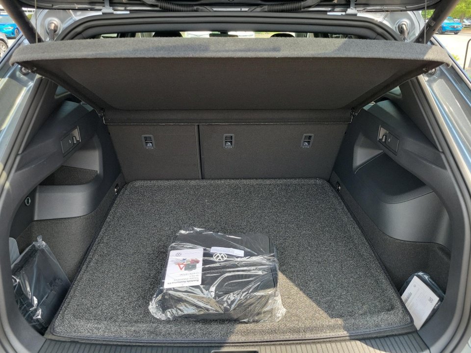 New 2026 Volkswagen Tiguan SE R-Line FWD image 15
