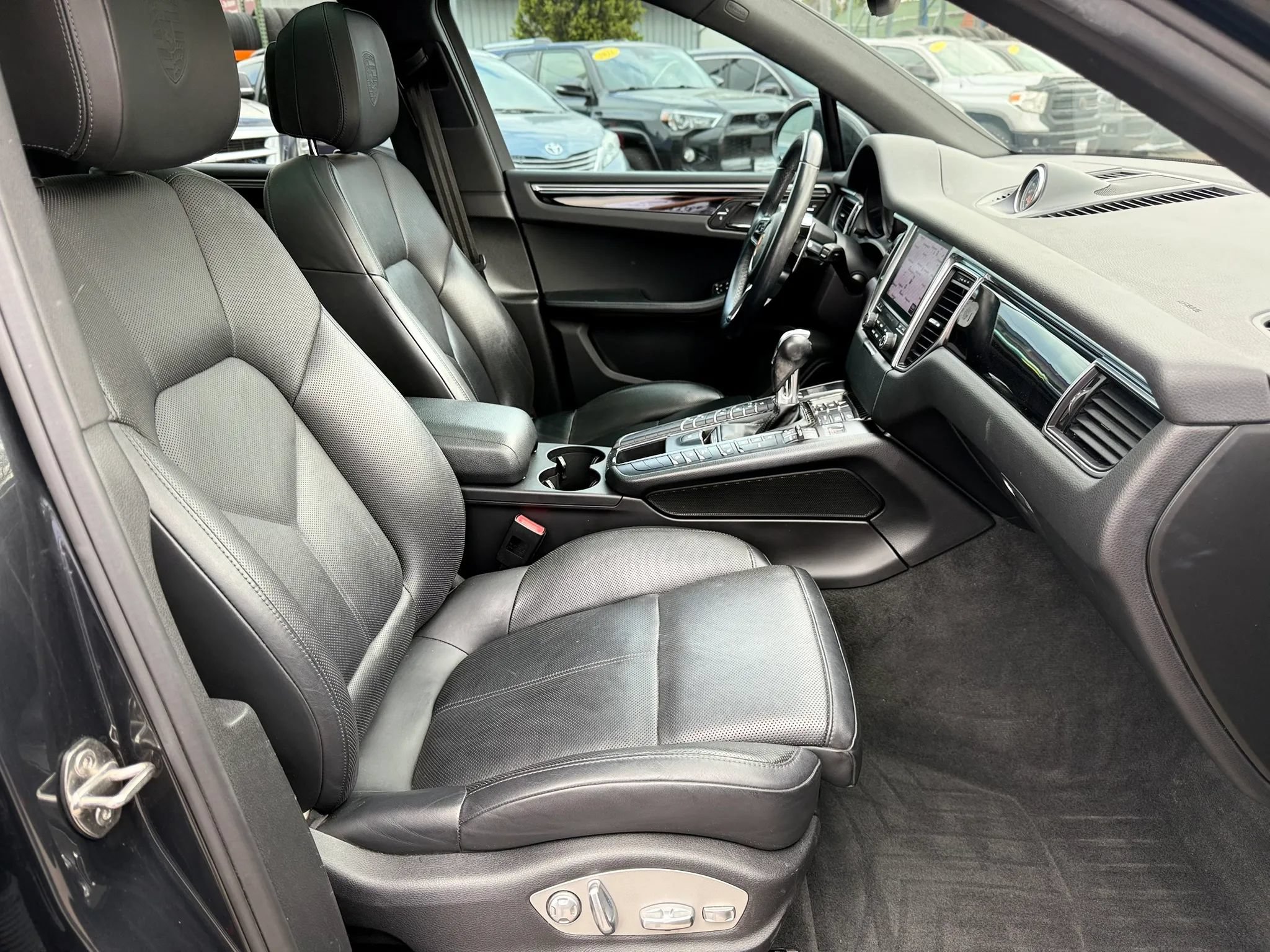 Used 2018 Porsche Macan Sport Edition AWD/4WD image 22