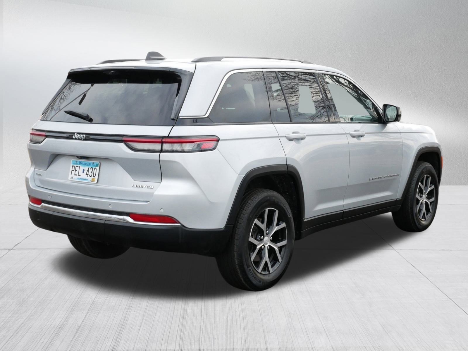 Used 2023 Jeep Grand Cherokee Limited w/ Luxury Tech Group II image 7