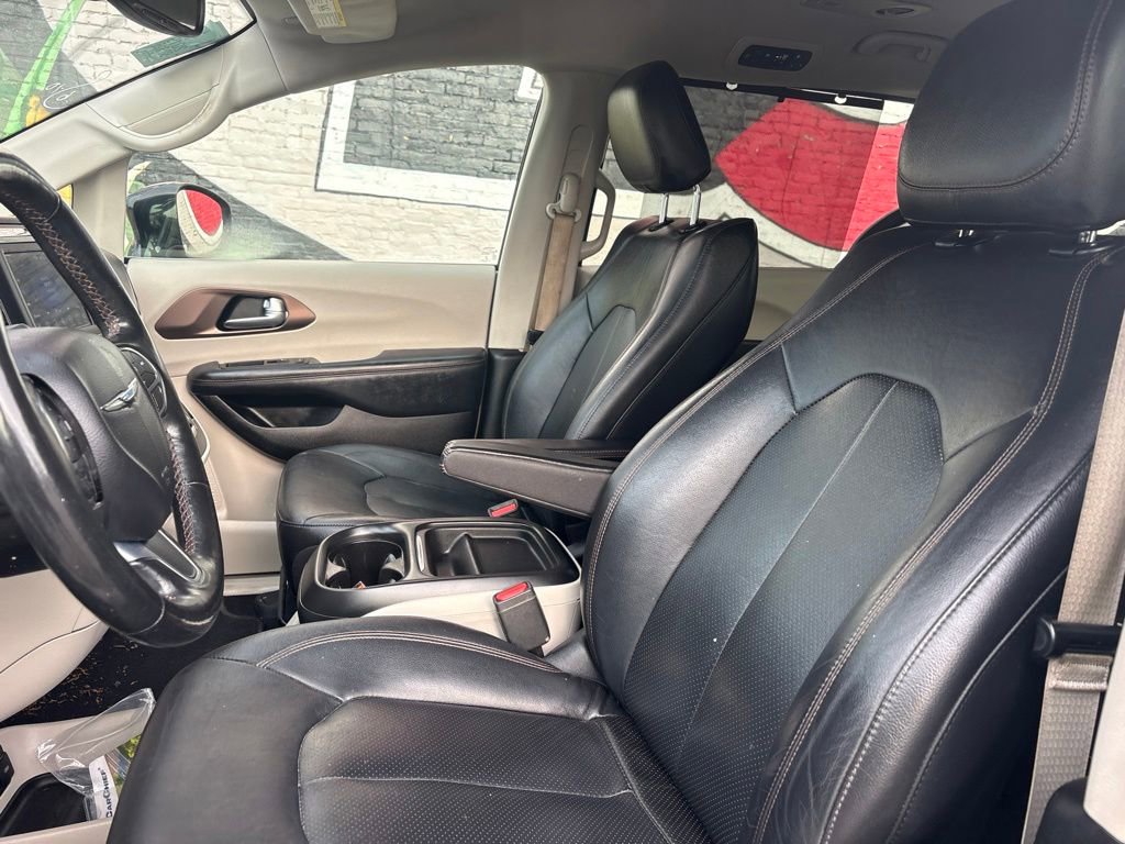 Used 2019 Chrysler Pacifica Touring-L FWD image 14