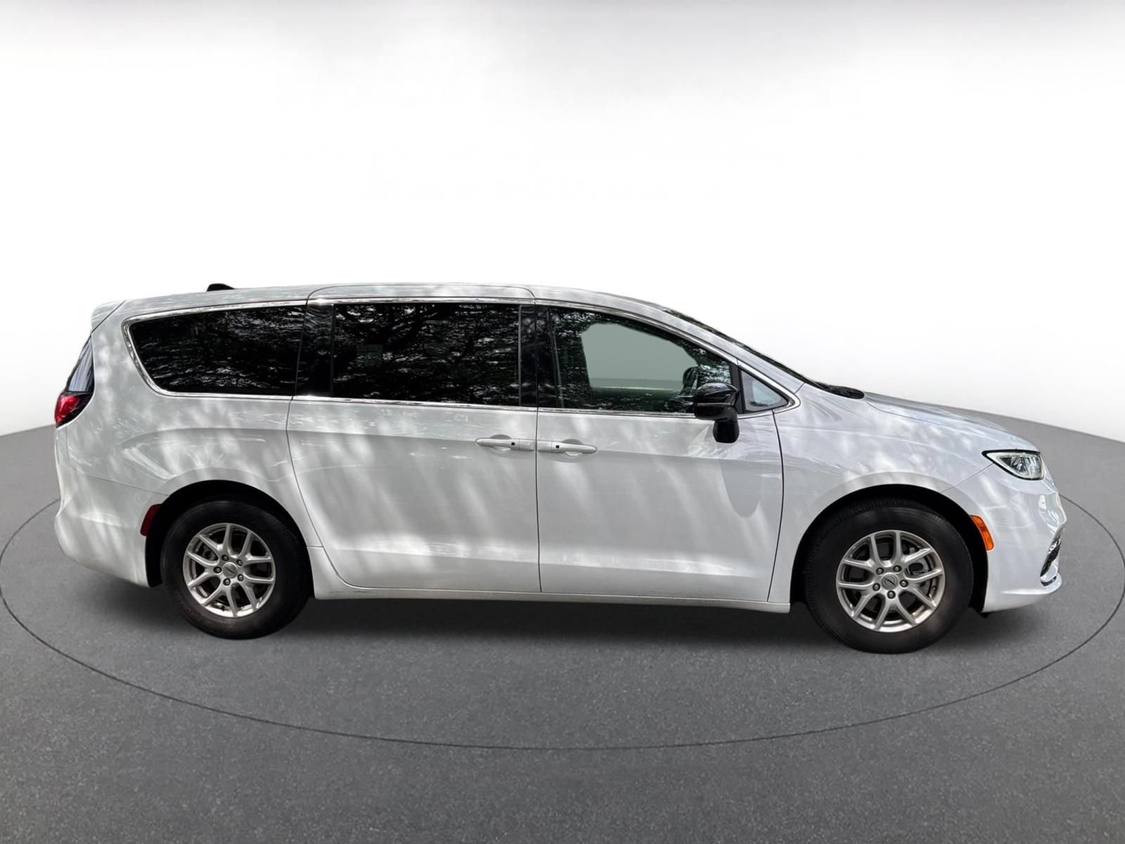 Used 2024 Chrysler Pacifica Touring-L FWD image 13