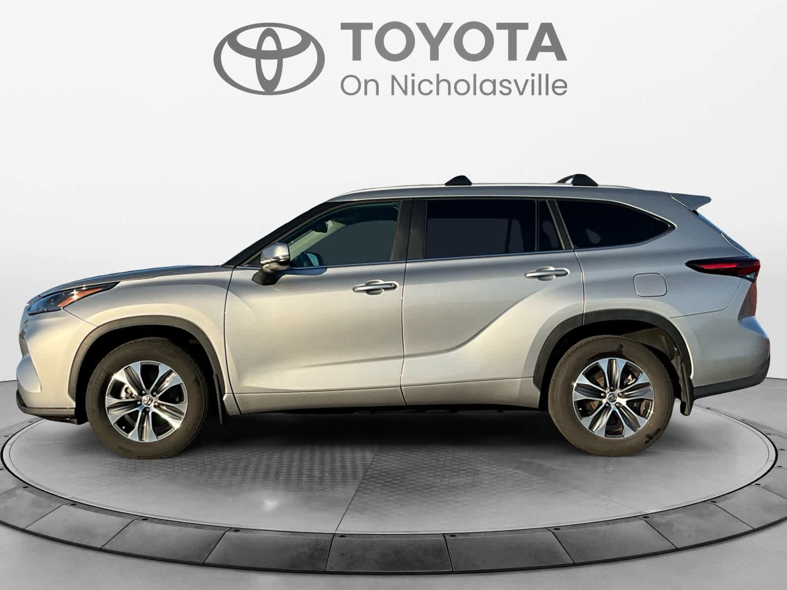 Used 2024 Toyota Highlander XLE AWD/4WD image 2