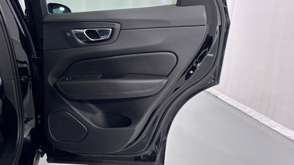 Certified 2025 Volvo XC60 B5 Core AWD/4WD image 27