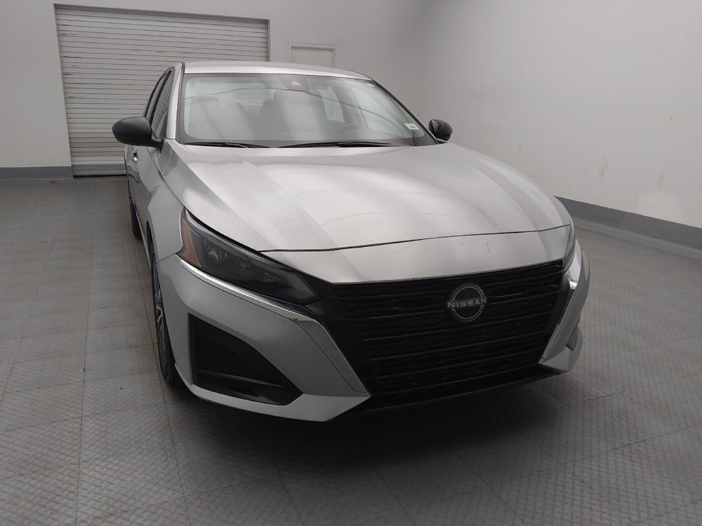 Used 2025 Nissan Altima 2.5 SV FWD image 14