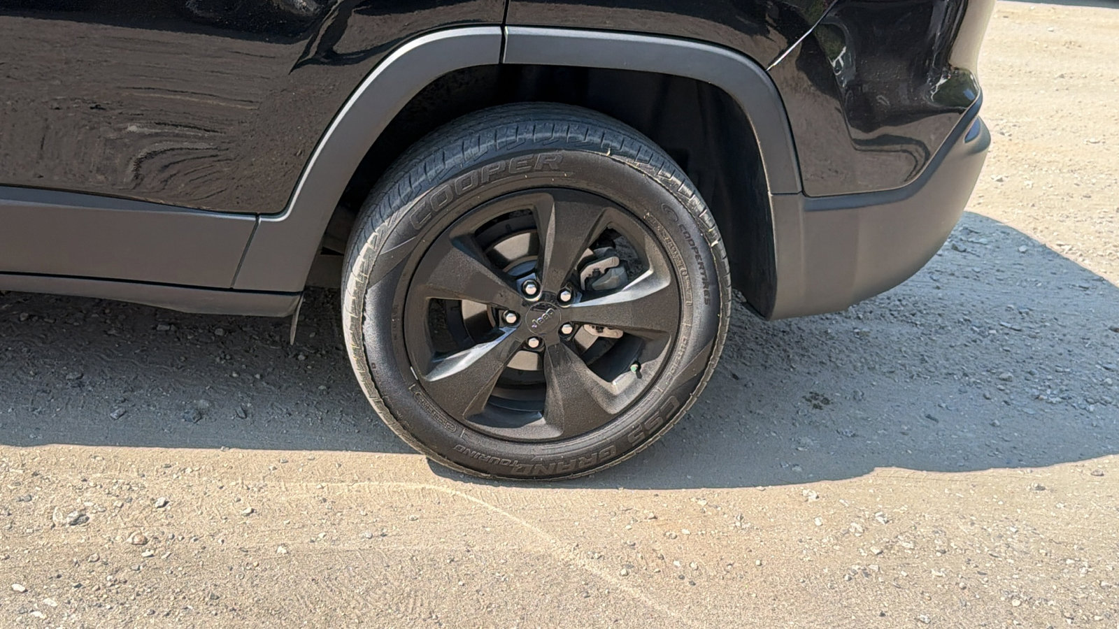 Used 2021 Jeep Cherokee Latitude Plus FWD image 12