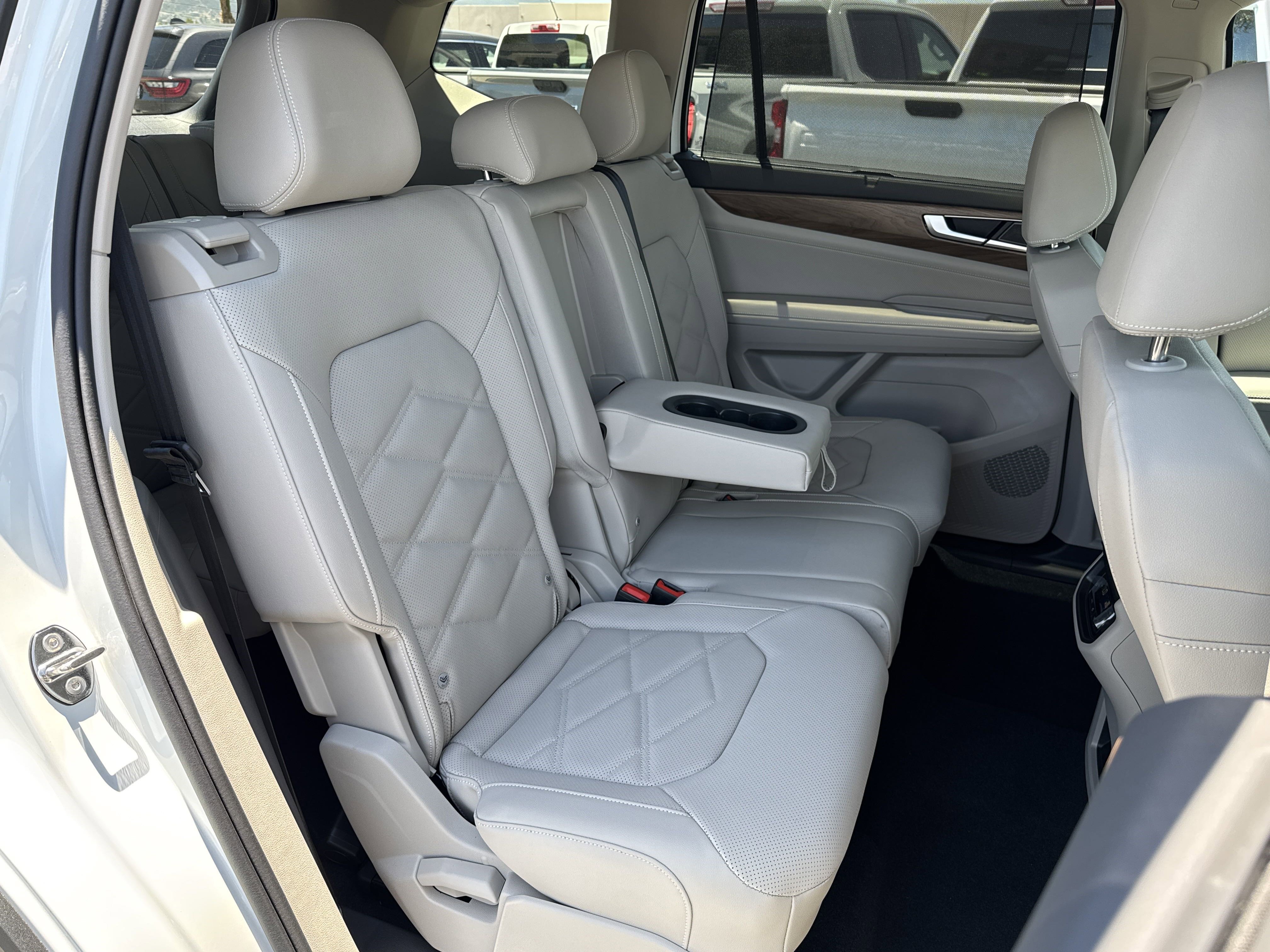 Used 2025 Volkswagen Atlas SE image 27