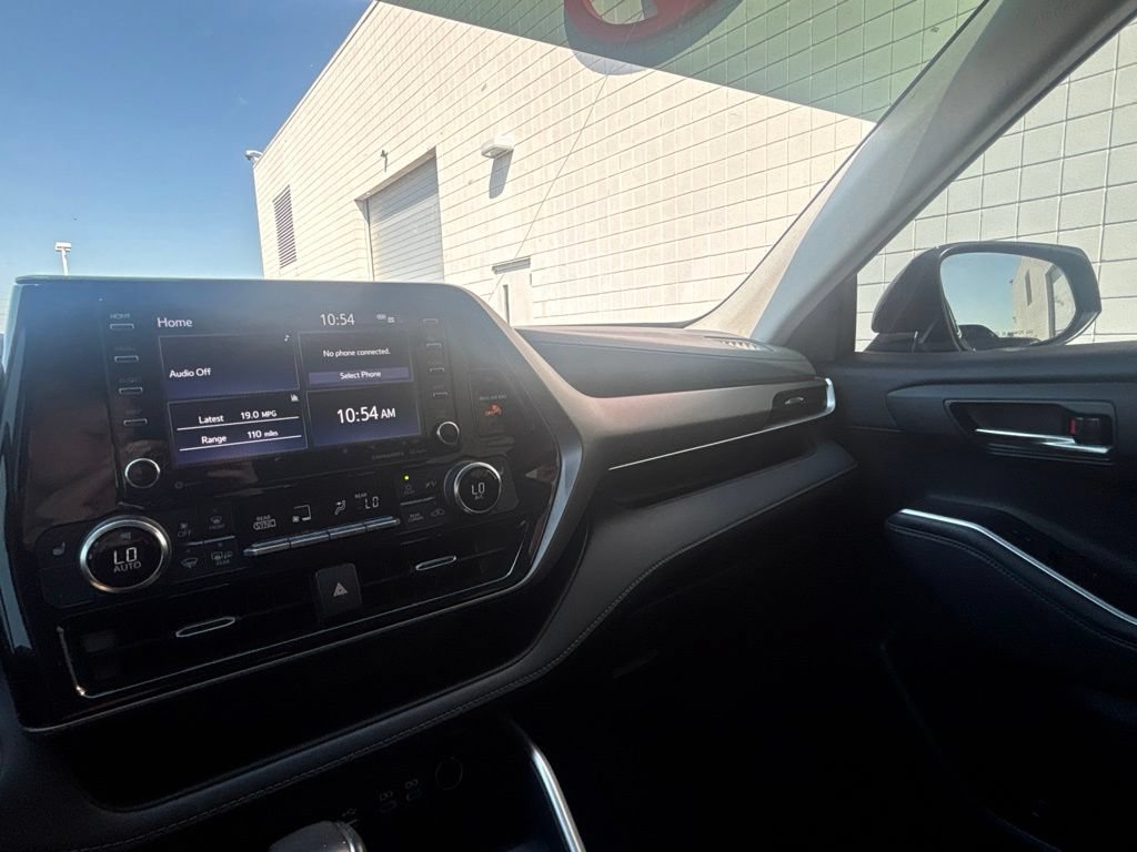 Used 2022 Toyota Highlander XLE AWD/4WD image 17