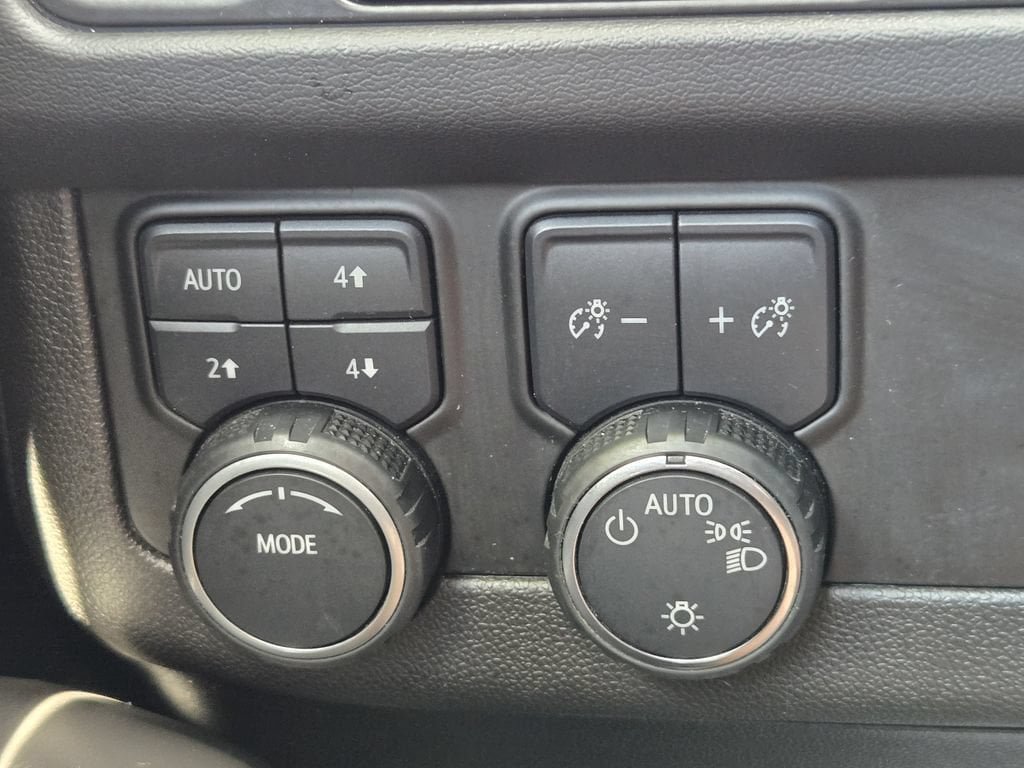Used 2023 Chevrolet Tahoe Z71 w/ Luxury Package AWD/4WD image 15