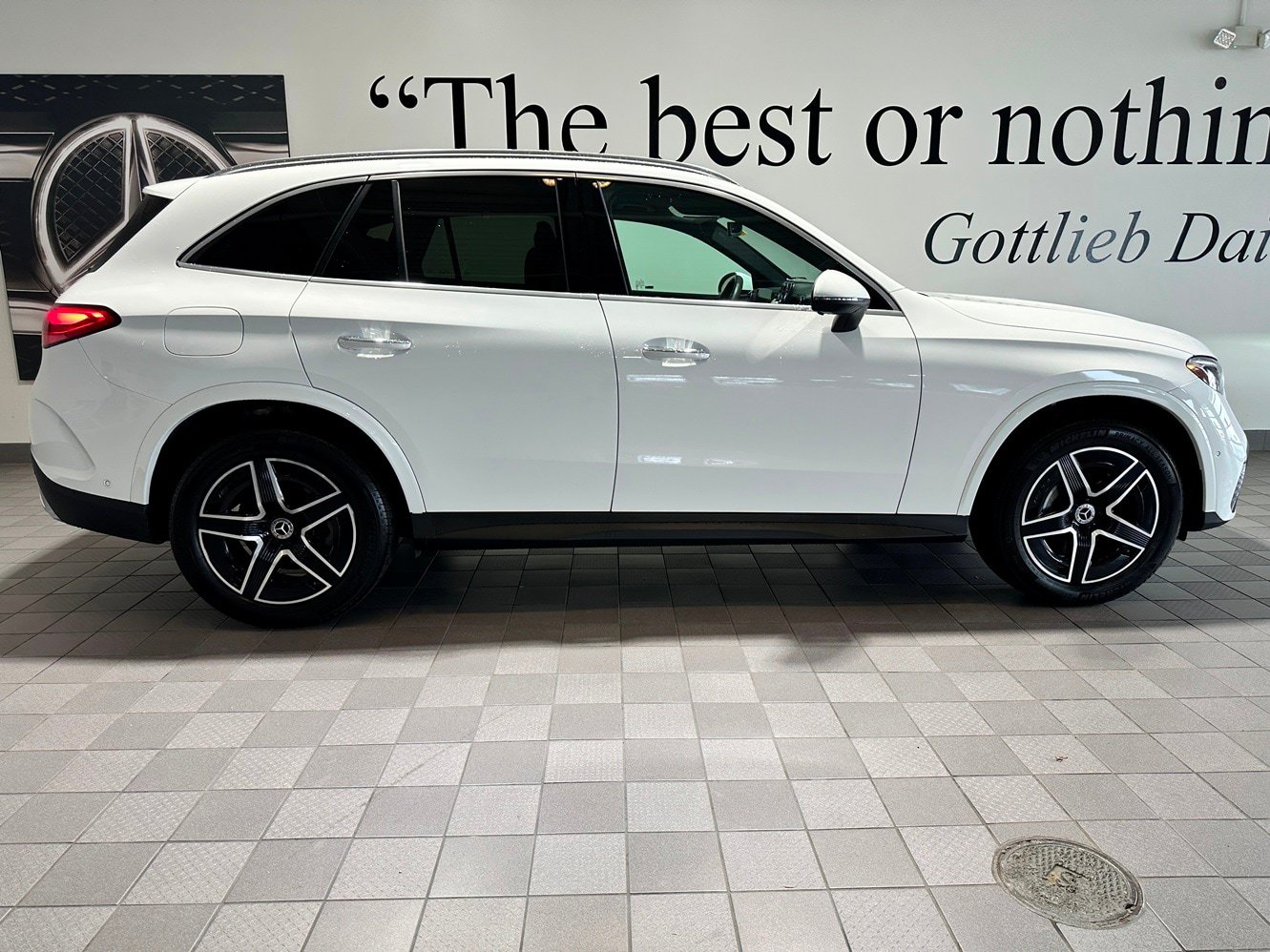 Used 2025 Mercedes-Benz GLC 300 4MATIC image 3
