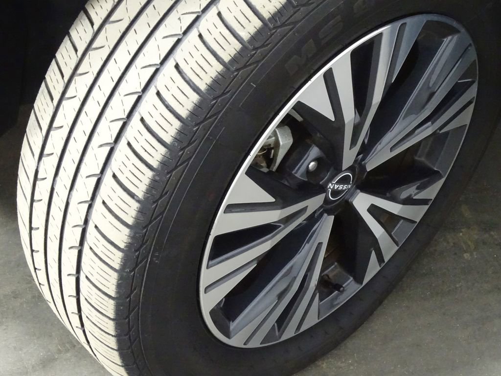 Used 2023 Nissan Rogue SV image 41