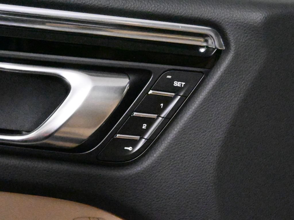 Used 2025 Porsche Macan AWD/4WD image 34
