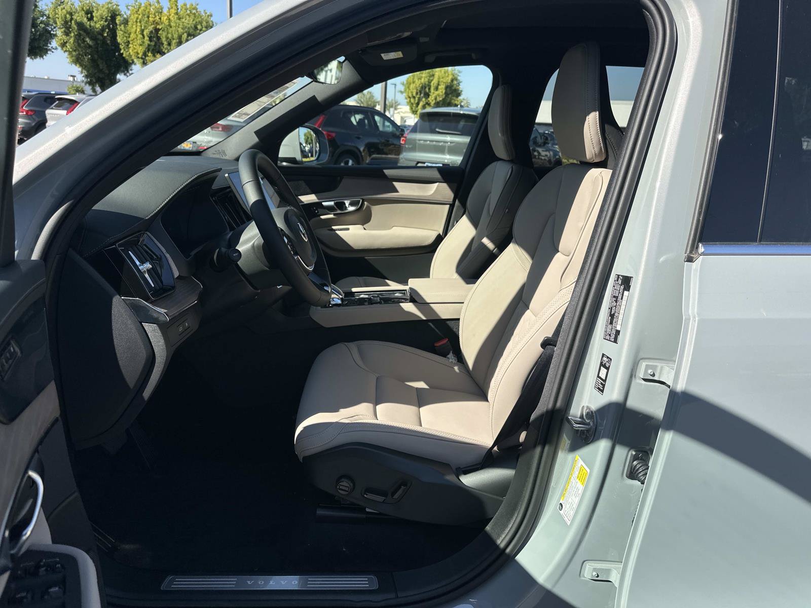New 2026 Volvo XC90 T8 Plus w/ Protection Package Premier AWD/4WD image 13