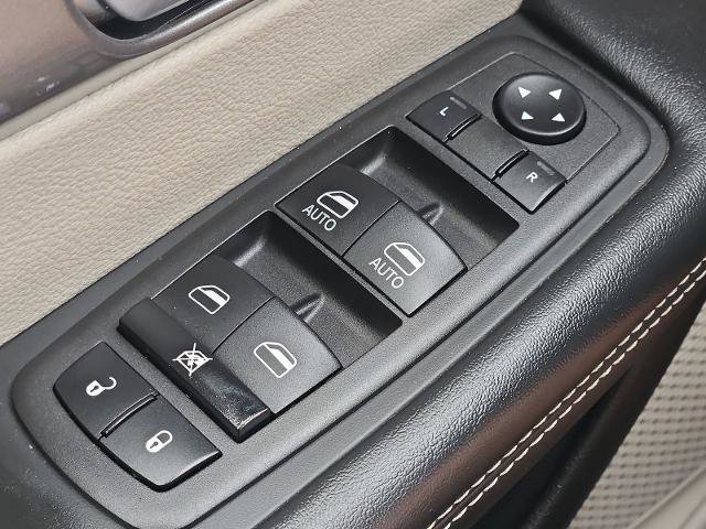 Used 2023 Chrysler Pacifica Touring-L FWD image 21