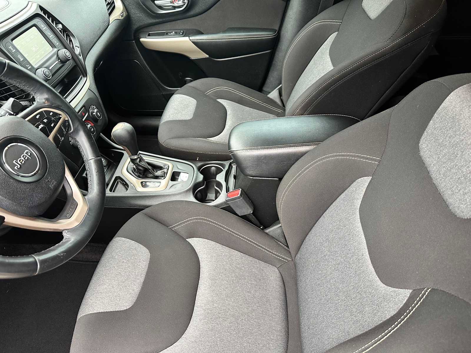 Used 2018 Jeep Cherokee Latitude w/ Altitude Package FWD image 8