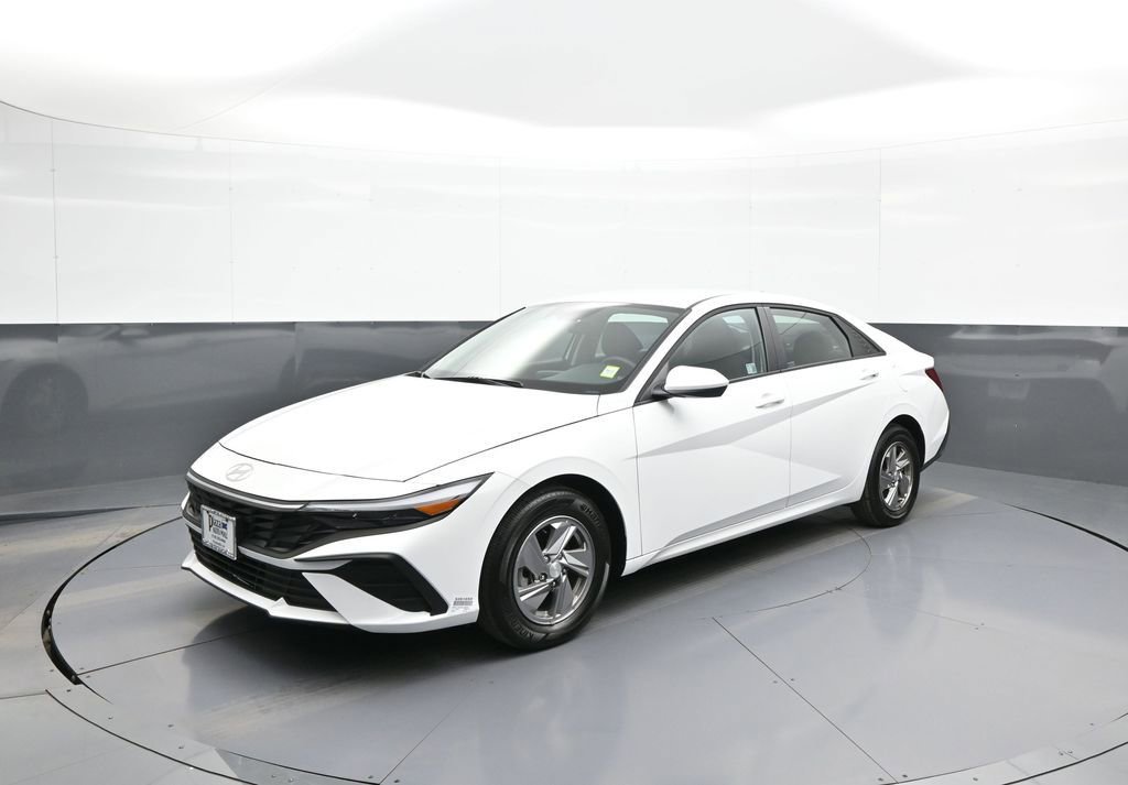 Certified 2025 Hyundai Elantra SE image 10