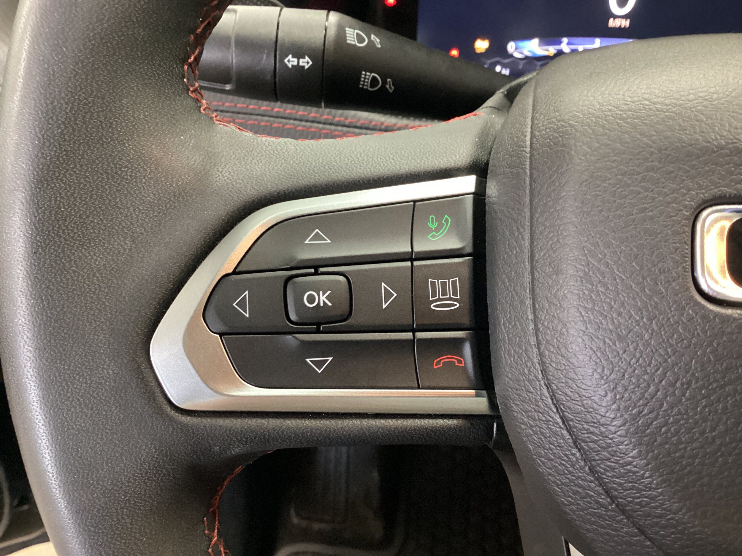 Used 2025 Jeep Compass Trailhawk w/ Trailhawk Elite Group AWD/4WD image 23