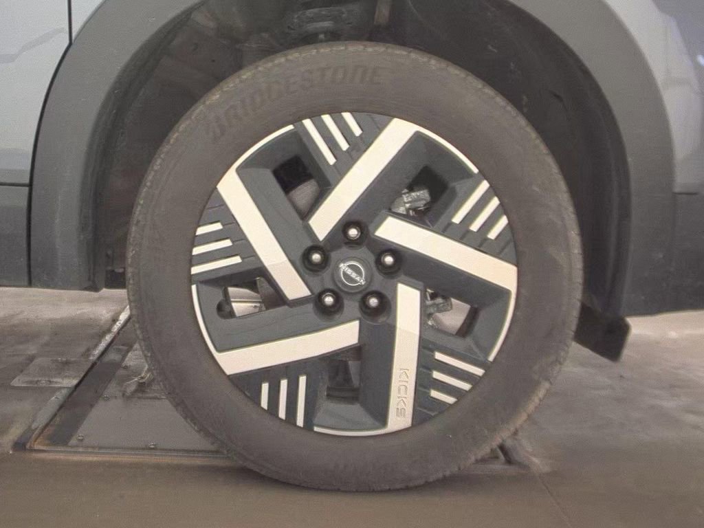 Certified 2025 Nissan Kicks SV image 10