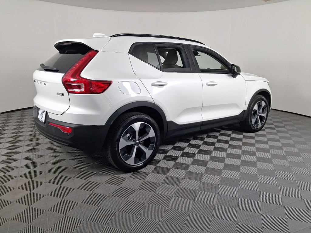 Certified 2026 Volvo XC40 B5 Plus AWD/4WD image 10