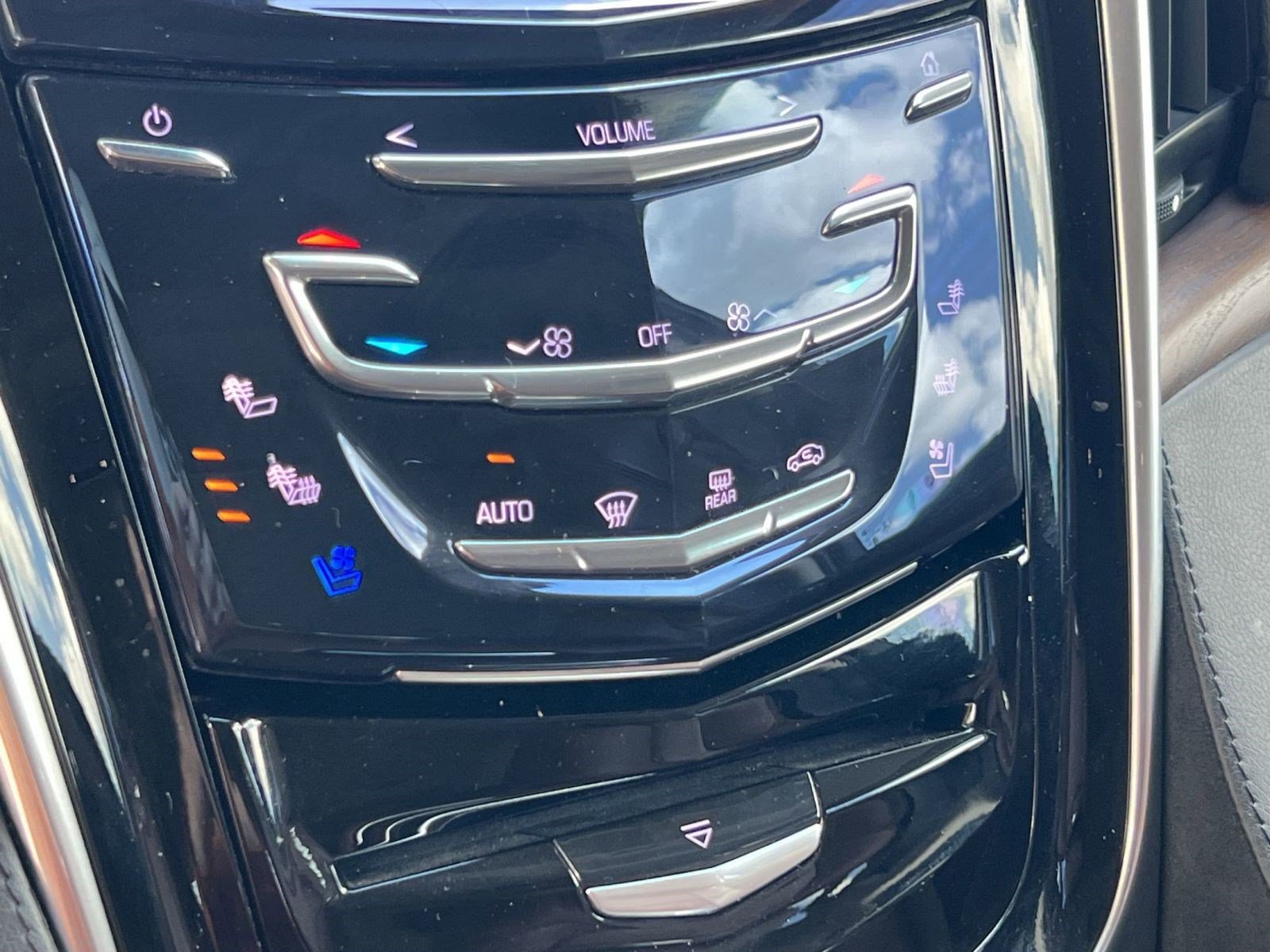 Certified 2020 Cadillac Escalade Premium Luxury w/ Escalade Sport Edition AWD/4WD image 18