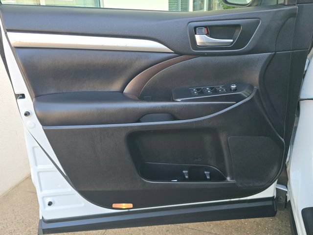 Used 2019 Toyota Highlander XLE AWD/4WD image 17